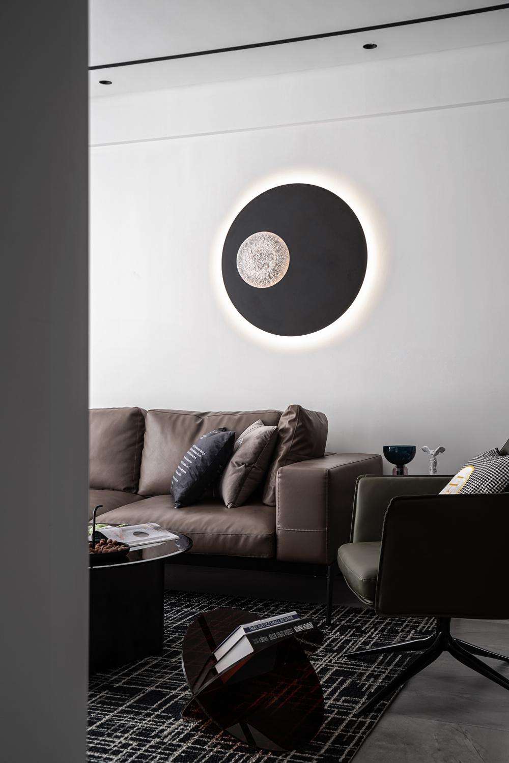 全屋摒弃累赘的主灯设计，射灯与灯带设计更让整个空间的光线更加自然明亮。