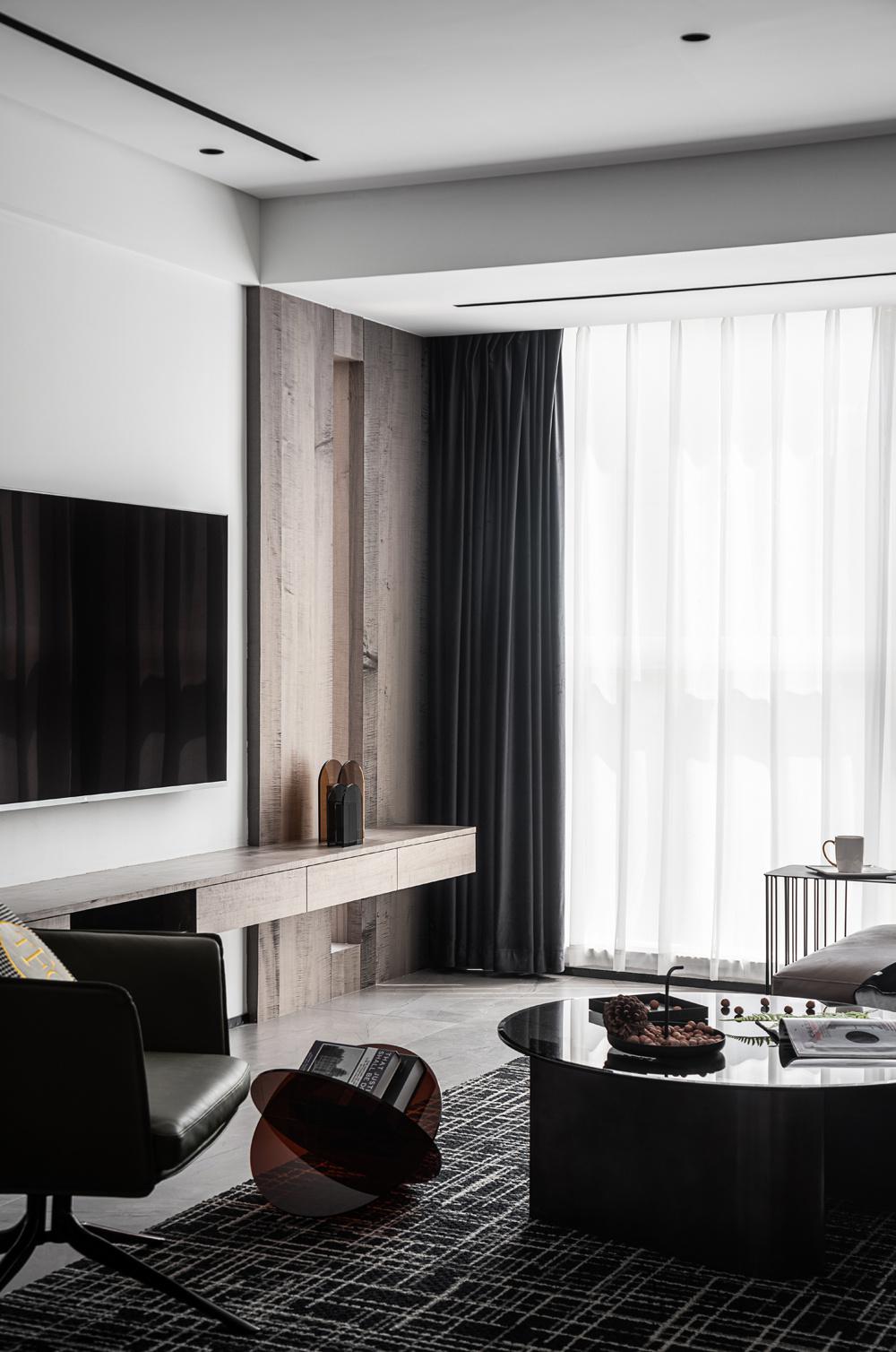 材料运用和色彩选择上显得格外低调和柔和，整个空间色彩搭配显出个性与品位，简约而时尚，可以承载更多的时尚元素，同时让家更宁静而温馨。