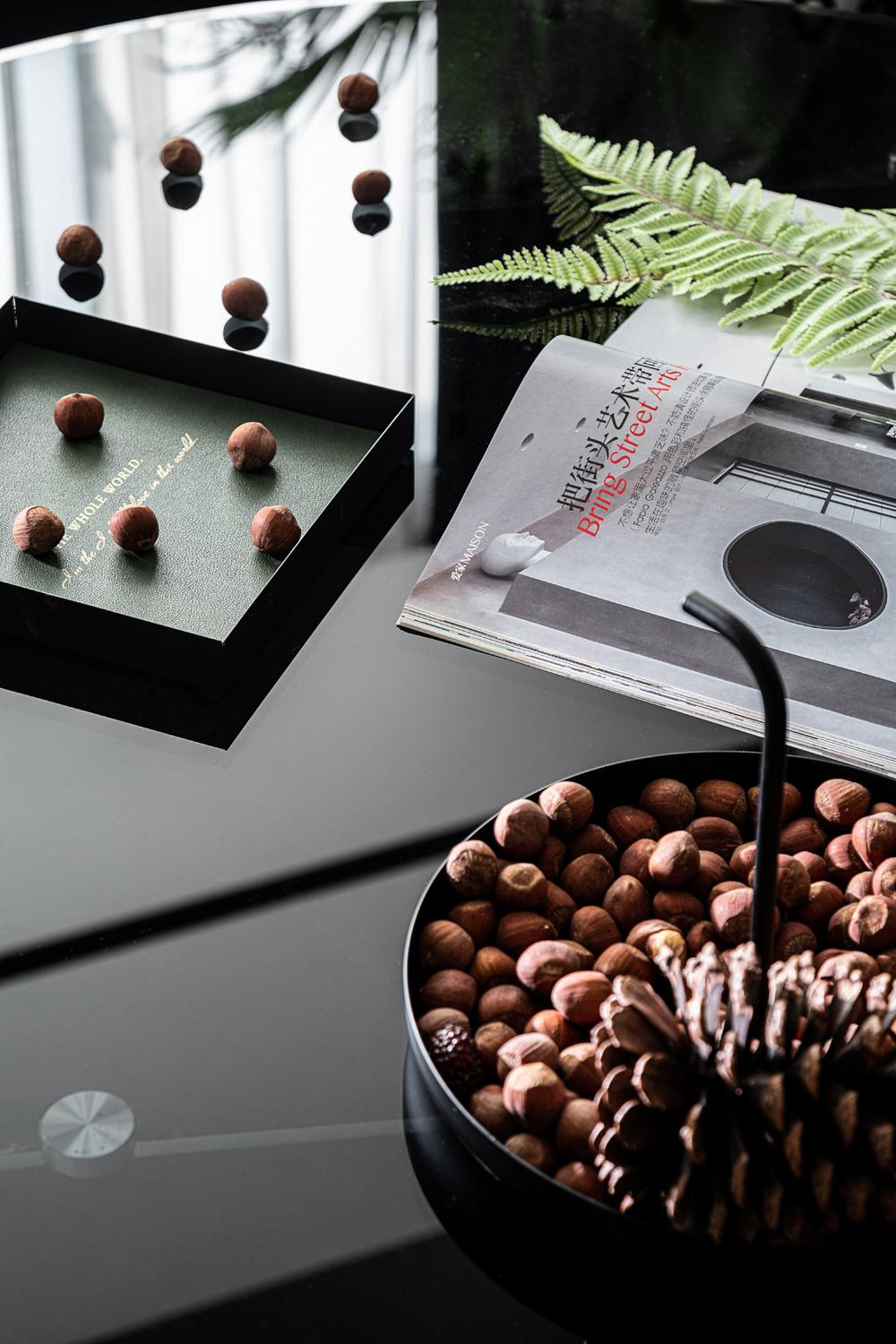 电视背景留窗处理让空间多一份建筑美学之感，让平淡的墙面多点自然的生机。