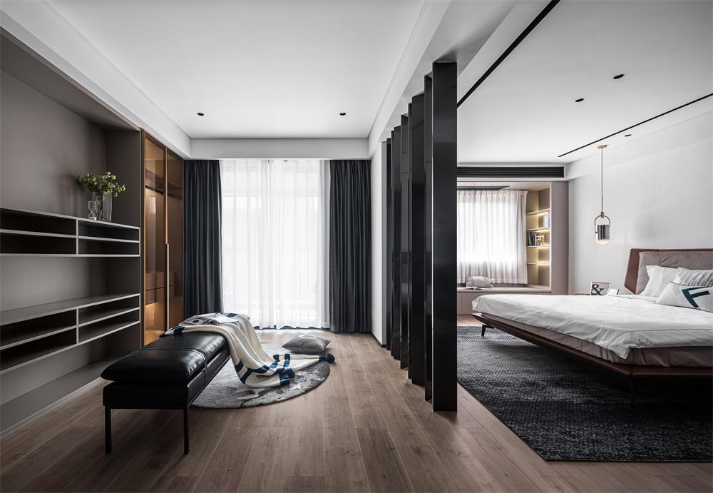 靠近窗户一侧地面做出飘窗处理，合理有序地划分区域，在一览无余的有限空间中打造递进的空间层次感。