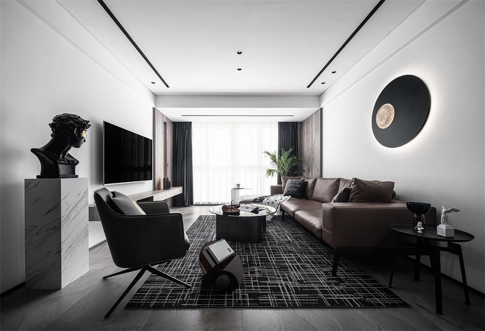 客厅阳台打掉空间尺度拉开，大面积留白与木质背景墙让硬朗的空间显得柔和，与冷感的地面材质一起碰撞出居家的高级感。