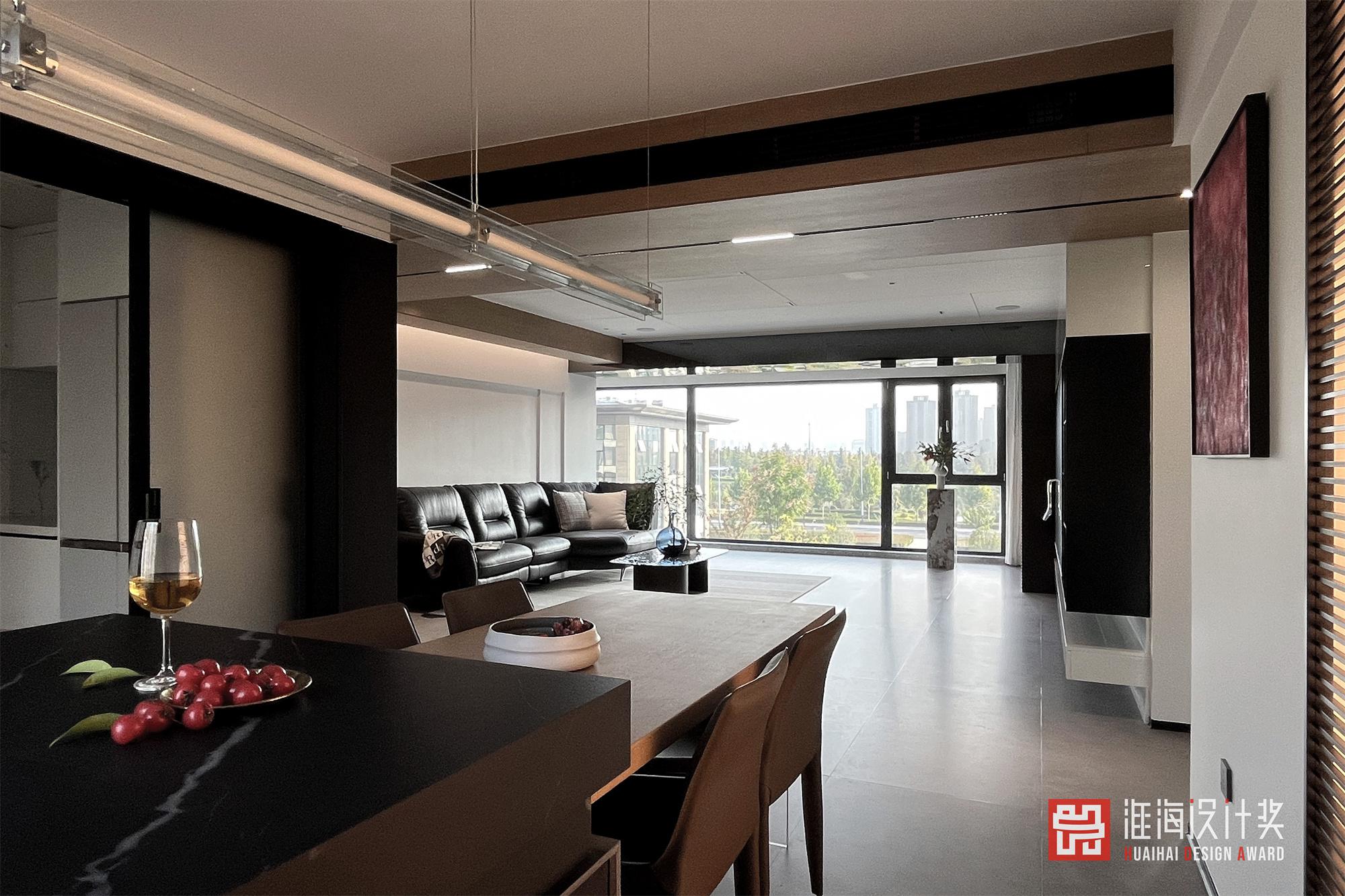 大阳台的位置窗边、微风、音乐、微醺，正是心中所想的美好。经久不衰的典型，源于它好似自带时尚滤镜。一器一物套上“极简”的标签后格外受人喜爱，也正因为如此，提及现代风格时脑海中便自动浮现，为了保存窗外的风景，我们特地使用了超大玻璃，把景观最大限度和室内互通，拍摄的时候，正是栾树盛开的时节，站在窗前更能体会大平层的意义！