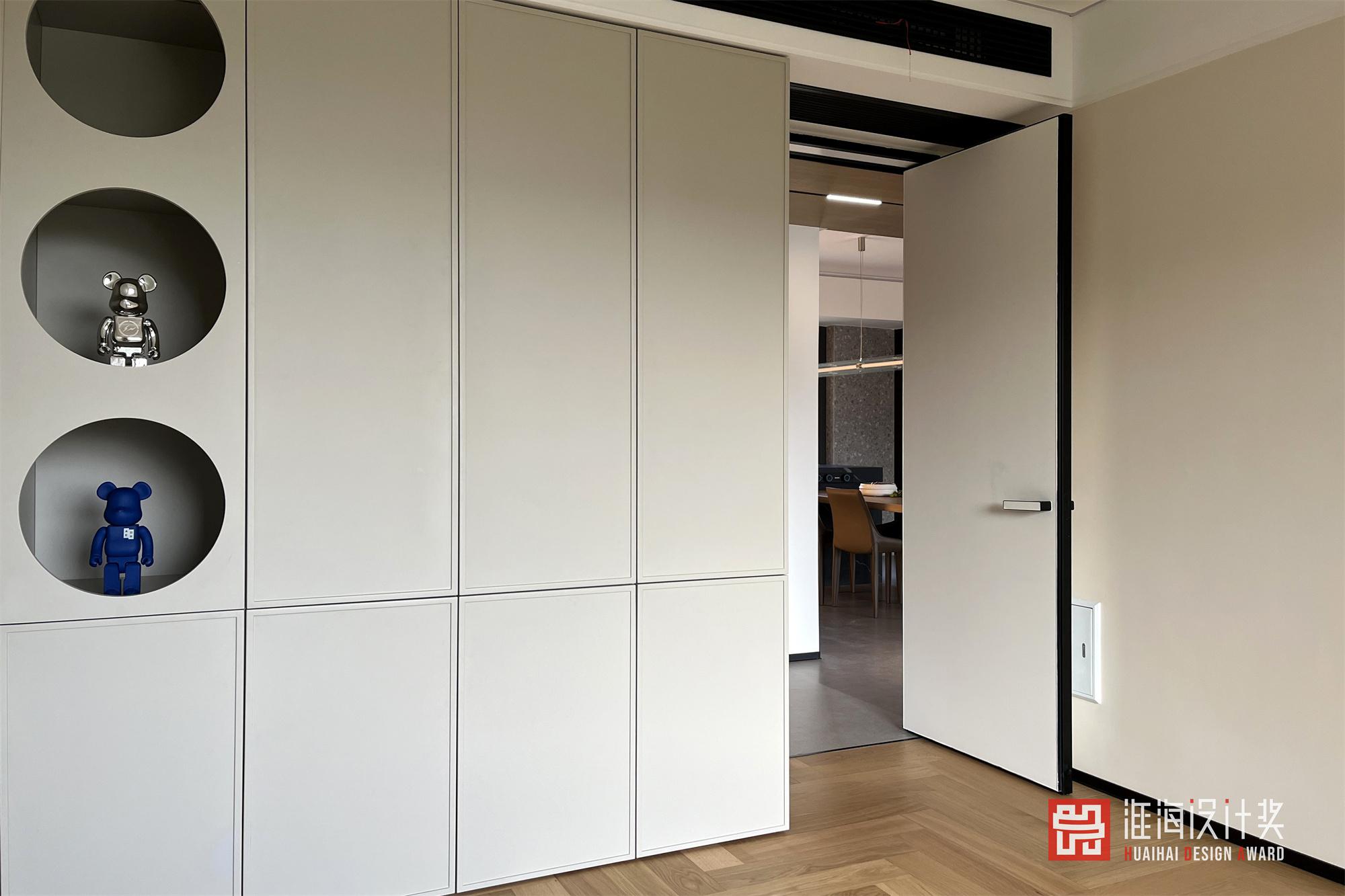 如果只会照搬「黑白灰」色系来处理设计风格，那么极有可能会“撞风格”。基于屋主的居住习惯及审美为标准才能打造出设计的专属感。了解到屋内常住人口三口，首当其冲的即是预留收纳储藏功能.既要清爽不累赘又要能装且实用性高。